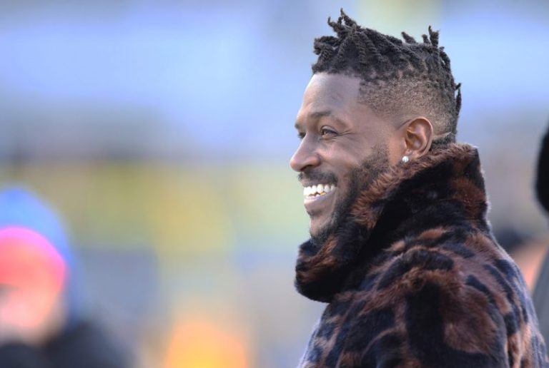 Antonio Brown in jail awaiting extradition to Florida
