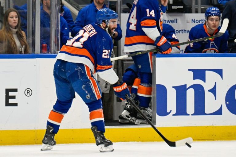 Islanders ironman to have surgery for torn ACL