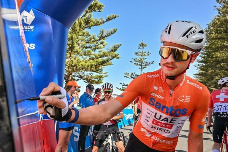 Watch: Tour Down Under cycling race disrupted by kangaroo crash